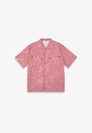 Korte mouwen roze shirt met witte lijntekeningen, met verschillende motieven. Bevat twee borstzakken met zwarte accenten.