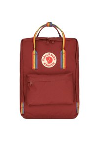 Maronenfarbener Rucksack mit regenbogenstreifenförmigen Griffen, vorderer Reißverschlussasche und rundem Logo mit einem Fuchs. Hergestellt aus strapazierfähigem Stoff, quadratische Form.