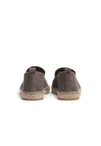 Espadrilles tissées marron avec une semelle en jute naturel et un onglet à l'arrière, présentant un design classique à enfiler et une finition texturée.