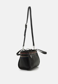 Schwarze Leder-Eimer-Tasche mit geflochtenem Rand, die farbenfrohe Stickerei um den oberen Rand und eine Vorderreißverschluss-Tasche aufweist. Mit angebrachtem Schultergurt.