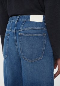 CLOSED JAZZIE - Wide leg - mid blue denim