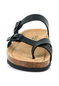 Sandal in pelle nera con due cinture regolabili, soletta in sughero e suola in gomma texturizzata. Progettata per comfort e stabilità.