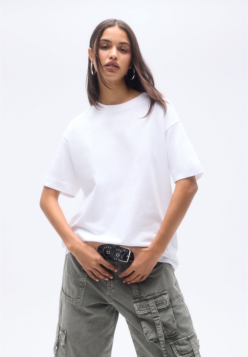 PULL&BEAR - SHORT SLEEVE - Jednoduché tričko - white, Zvětšit