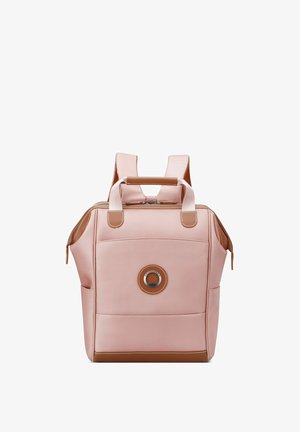 Zaino rosa realizzato in materiale sintetico con accentuazioni marroni, dotato di spallacci doppi, manico superiore e chiusura a zip. Dettaglio del logo circolare.