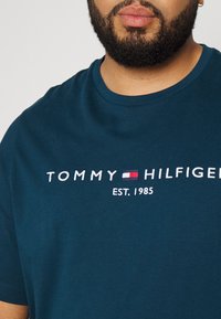 Tommy Hilfiger LOGO TEE - T-shirt estampada - dark lakeside