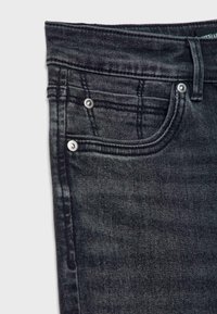 Černé džíny z denimu s úzkým střihem, pěti kapsami a stříbrnými kovovými detaily. Obsahují decentní opotřebovaný vzhled a švy.