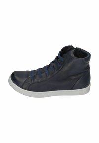 Hochwertiger Sneaker aus marineblauem Leder mit elastischen Riemen und einer weißen Gummisohle. Merkmale sind die glatte Textur und das runde Design der Zehen.