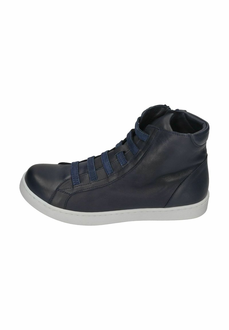 Hochwertiger Sneaker aus marineblauem Leder mit elastischen Riemen und einer weißen Gummisohle. Merkmale sind die glatte Textur und das runde Design der Zehen.