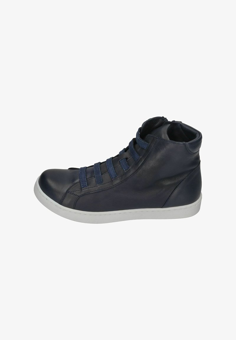 Hochwertiger Sneaker aus marineblauem Leder mit elastischen Riemen und einer weißen Gummisohle. Merkmale sind die glatte Textur und das runde Design der Zehen.