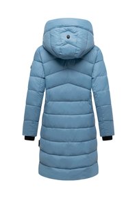 Lichtblauwe lange gewatteerde winterjas met capuchon, chevron- en horizontale stikpatronen, en zwarte binnenmanchetten, weergegeven vanaf de achterkant.