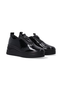 Černé lakované slip-on boty s robustní podrážkou, vybavené zipem a hladkým povrchem.