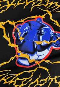 Grafische t-shirt met een zwarte achtergrond waarop een blauwe apenkop is omrand met rood, omringd door gele bliksempatronen.