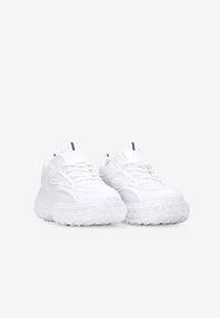Sneaker sportive bianche con suola spessa, parte superiore in mesh testurizzato e colletto imbottito. Presentano lacci piatti e accenti argentati minimalisti.