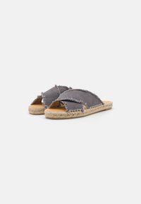 Infradito in tessuto grigio con bordi sfrangiati, design open toe e suole in juta intrecciata. Stile leggero e casual.