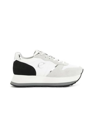 Sneaker bianco e grigio con sovrapposizione in suede nera, accenti argentati, tomaia in tessuto texture e suola spessa in gomma nera.