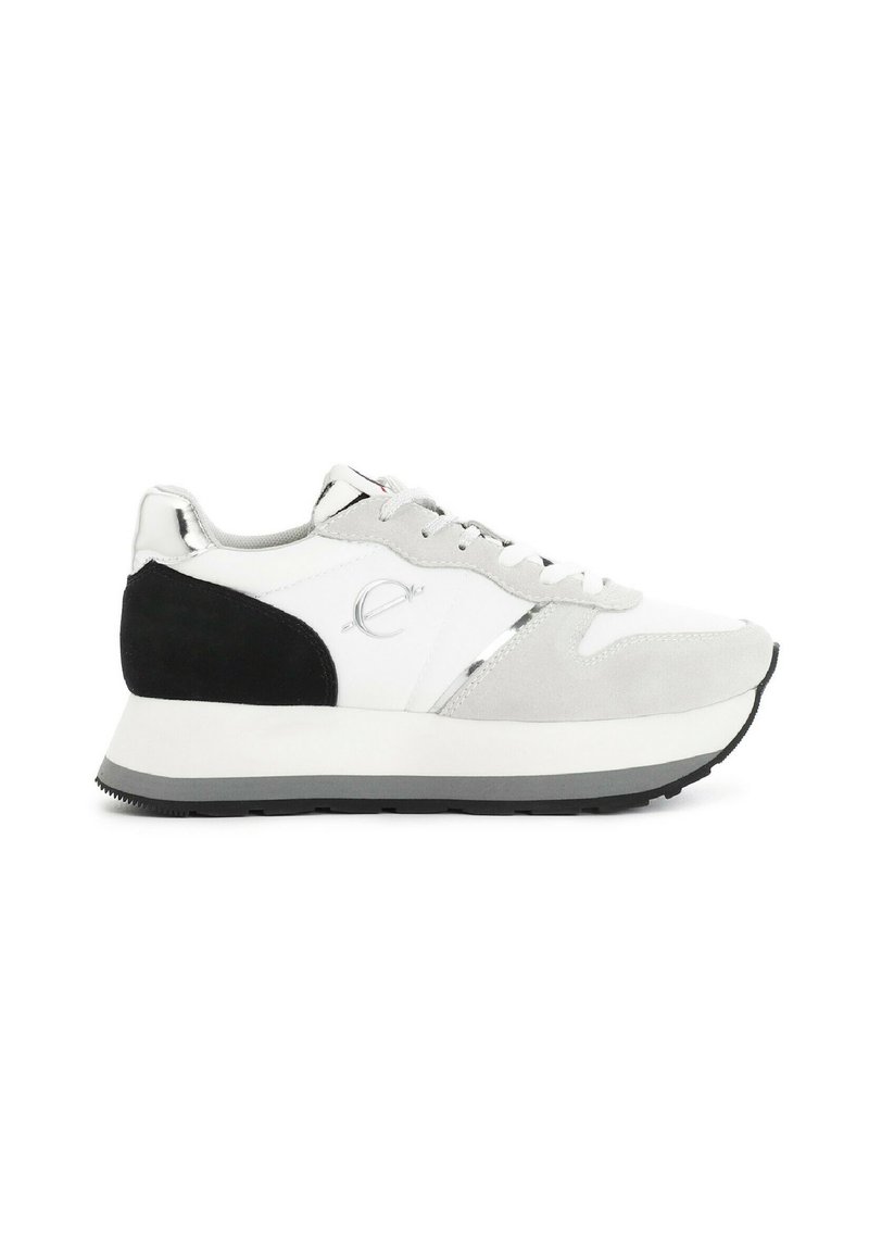 Sneaker bianco e grigio con sovrapposizione in suede nera, accenti argentati, tomaia in tessuto texture e suola spessa in gomma nera.