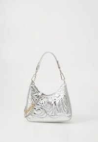 Ασημένια μεταλλική τσάντα με υφή λουλουδιών, κυρτό σχήμα, κοντή λαβή και αλυσίδα διακοσμητικό. Λείο υλικό και κομψό φινίρισμα.