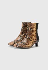 Castañer ASTRID 283 - Botas clássicas de cano curto - black/beige