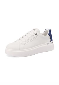 Sneaker bianca in pelle con suola rialzata, caratterizzata da un accento in denim blu al tallone e ai passanti, e un logo sul lato.