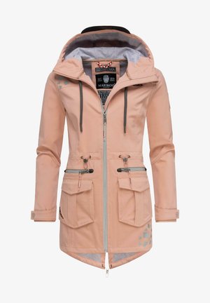 Veste imperméable rose clair avec fermeture éclair à l'avant, deux poches avant, capuche avec cordon de serrage et doublure grise. Présente des accents géométriques sur les manches.