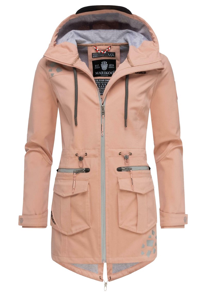 Giacca waterproof rosa chiaro con zip frontale, due tasche anteriori, cappuccio regolabile e foderatura grigia. Presenta accenti geometrici sulle maniche.