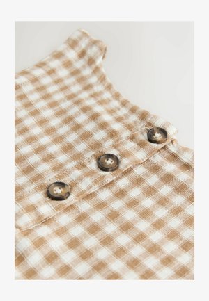 Braun-weiß kariertes Stoff mit weicher Textur; verfügt über zwei runde, gemusterte Knöpfe in der Nähe des Halsbands und einen gebogenen Kragen.