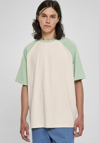 Urban Classics RAGLAN TEE - Trükipildiga T-särk - whitesand vintagegreen