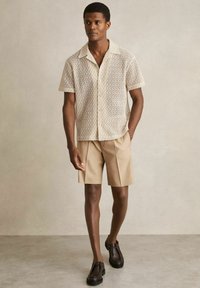 Reiss REGULAR FIT-STERLING CUBAN-COLLAR - Camisa - oatmeal