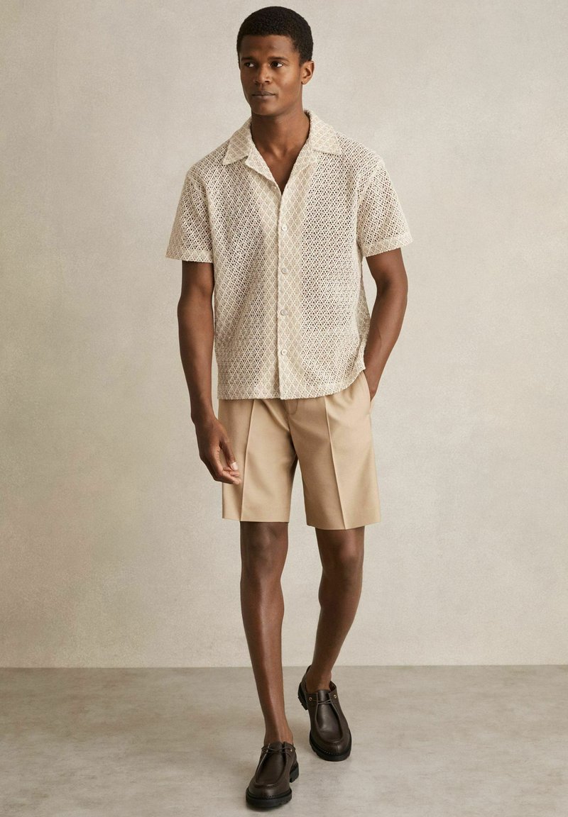Reiss REGULAR FIT-STERLING CUBAN-COLLAR - Camisa - oatmeal