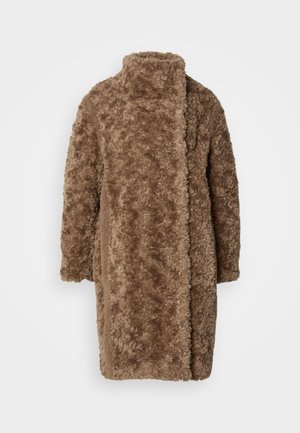 Abrigo de piel sintética marrón con cuello alto, corte relajado y mangas largas. Superficie suave y texturizada sin botones ni cierres visibles.