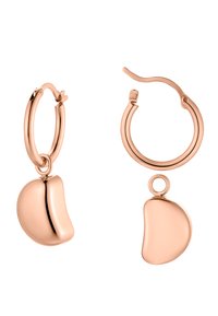 Orecchini a cerchio in oro rosa con un charm a goccia, liscio e curvo, attaccato al cerchio con un piccolo anello.