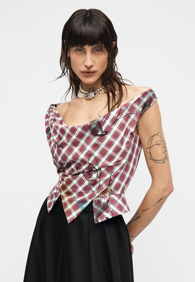 Ruudullinen off-shoulder-paita punaisen, valkoisen ja sinisen sävyissä, jossa kerätty pääntie, kulmikas helma ja monimutkainen kirjailudetalji. Valmistettu kevyestä kankaasta.