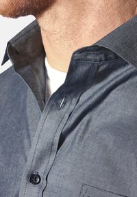 Dunkelblaue Hemd mit durchgehendem Kragen und glatter Textur, ausgestattet mit einem spitzen Kragen und einem einzelnen Knopf an der vorderen Leiste.