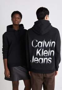 Calvin Klein Jeans BLOWN UP DIFFUSED STACKED HOODIE UNISEX - Felpa - black
