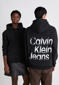 Calvin Klein Jeans - BLOWN UP DIFFUSED STACKED HOODIE UNISEX - Sweatshirt - black Thumbnail Image 1