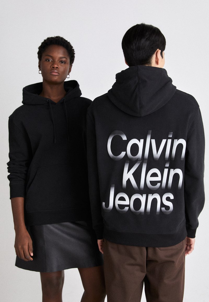 Calvin Klein Jeans BLOWN UP DIFFUSED STACKED HOODIE UNISEX - Felpa - black