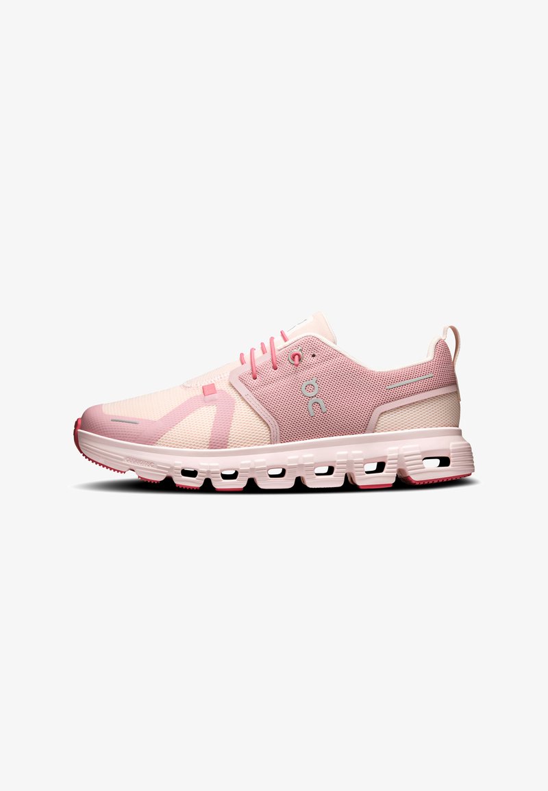 Chaussure de running respirante rose clair avec tige en mesh, semelle amortissante à design segmenté et fermeture lacée, vue de côté.