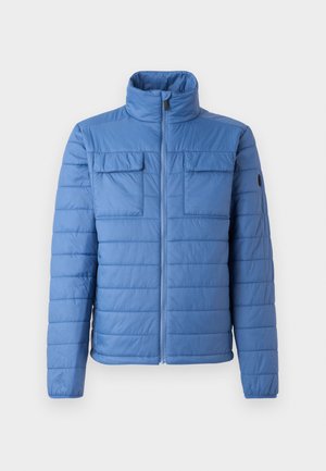 Giacca puffer blu con colletto alto, design a righe orizzontali, due tasche sul petto e chiusura con zip. Texture liscia, materiale leggero.