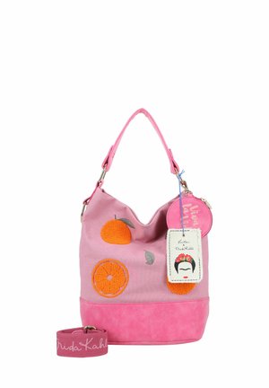 Pinkfarbene Handtasche mit orangem Fruchtmuster, ein pinkfarbener runder Beutel und ein Anhänger mit einem stilisierten Frida-Kahlo-Gesicht und ihrer Unterschrift.
