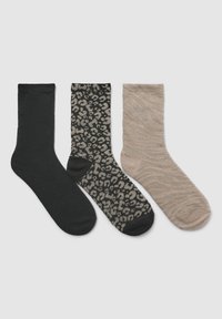 Tre paia di calzini: neri uniformi, calzini scuri con stampa leopardata dorata e calzini beige chiaro con una sottile trama a righe zebrate. Texture morbida, lunghezza alla metà del polpaccio.