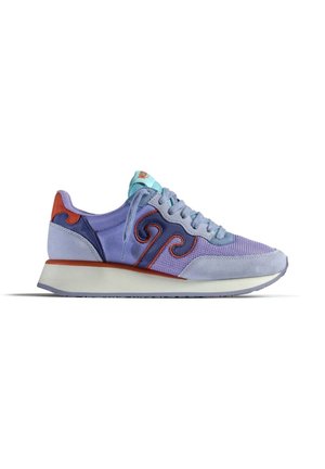 Sneaker viola e azzurro chiaro realizzata in materiali scamosciati e in rete, con un design ondulato arancione e una suola bianca a contrasto.
