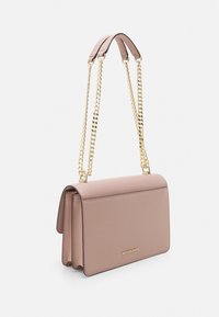 Borsa in pelle rosa chiaro con un design strutturato, tracolla in catena dorata e dettagli in oro del logo. Presenta due scomparti con chiusura a patta.