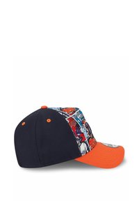 Baseballkappe mit einem marineblauen Körper und einem orangen Schirm. Sie hat ein farbenfrohes, gemustertes Vorderteil mit grafischen Designs und gestickten Akzenten.