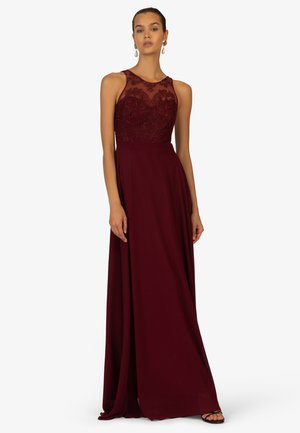 Burgunderfarbene Abendkleid mit einem strukturierten Spitzenoberteil, durchsichtigem Ausschnitt und fließendem Rock; hat eine taillierte Taille und eine lange, elegante Silhouette.