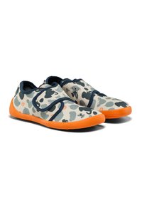 Leichte Leinen-Schuhe mit einem Tarnmuster in Grau und Grün, marineblauen Akzenten und einer orangefarbenen Gummisohle. Verfügt über einen Klettverschluss.