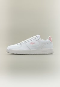 Hvit sneaker med en glatt syntetisk overdel, med en lys rosa hæl og en subtil brodert logo på siden. Flat såle.