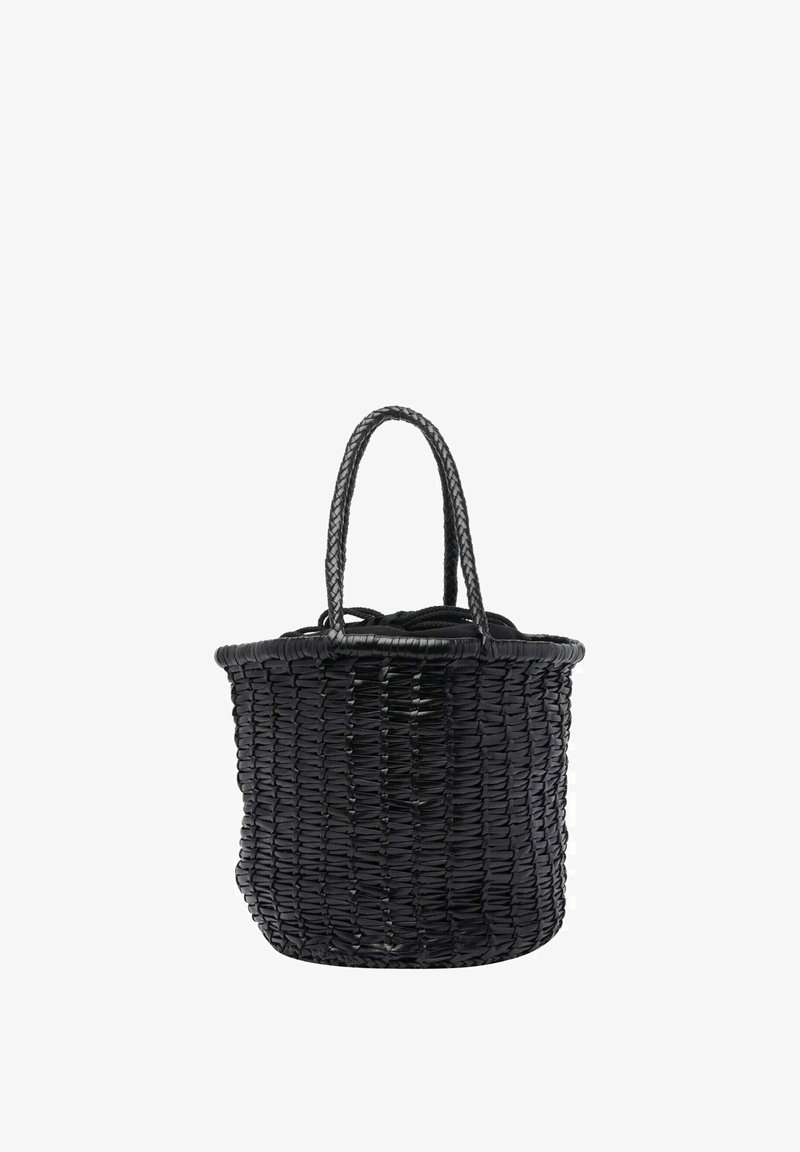 Zwarte geweven mand met een ronde vorm. Heeft twee stevige handvaten en een gladde textuur. Gemaakt van flexibel materiaal voor gemakkelijke transport.