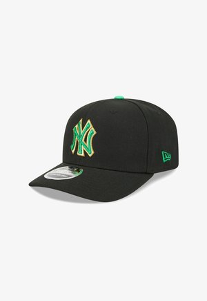 Schwarze Snapback-Kappe mit grün-gold gesticktem NY-Logo auf der Vorderseite und grünem New Era-Logo an der Seite.