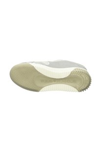 Graue Wildledersneaker mit einer strukturierten Gummisohle. Weiße Akzente an den Seiten und ein gewelltes Muster auf der Sohle für besseren Halt.