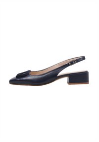 Escarpin en cuir bleu marine à talon compensé, avec un bout arrondi et un petit talon. Présente un accent décoratif texturé sur le bout.